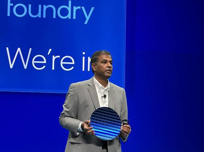 나가 찬드라세카란 인텔 파운드리 최고기술 및 글로벌운영 책임자(CTO겸 COO)가 29일(현지시간) 미국 캘리포니아주 새너제이 컨벤션센터에서 열린 '인텔 파운드리 다이렉트 2025' 에서 인텔이 생산한 웨이퍼를 들어보이고 있다. 사진=홍창기 기자