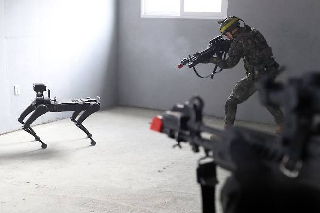 지난 3월 12일 경기 파주시 무건리 훈련장에서 2025 FS/TIGER 일환으로 실시된 유무인 복합전투체계 활용 '한미연합 WMD(대량살상무기) 제거훈련'에서 다족형무인로봇이 적군을 정찰하고 있다. 공동취재단