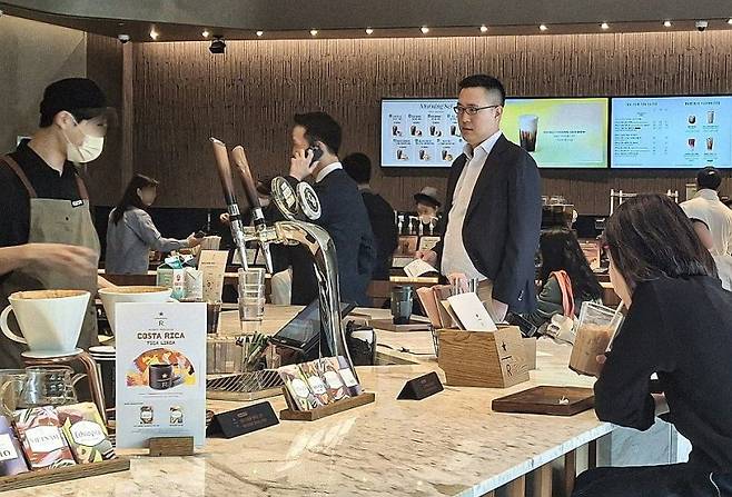 김동원 한화생명 사장(왼쪽)과 김동선 한화갤러리아·호텔앤드리조트 미래비전총괄 부사장이 도널드 트럼프 미국 대통령의 장남 트럼프 주니어와 면담을 마친 뒤 호텔 인근 카페에서 포착됐다. 연합뉴스