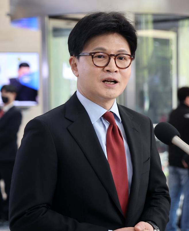 국회사진기자단= 25일 오후 종로 동아미디어센터 1층 로비에서 국민의힘 대선 2차 경선 진출자인 한동훈 후보가 사전 인터뷰를 하고 있다.뉴시스