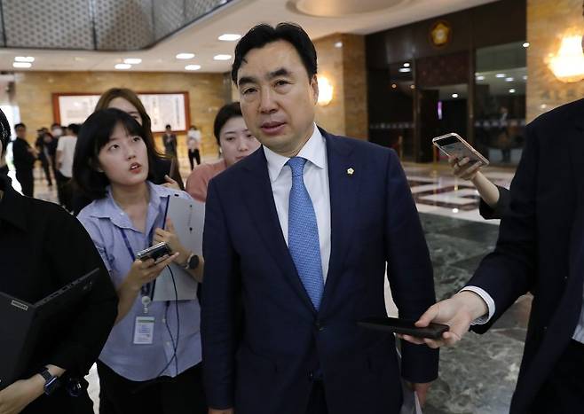 윤관석 무소속 의원이 지난 2023년 6월 12일 오후 서울 여의도 국회 본회의장을 나서고 있다. /사진=뉴시스
