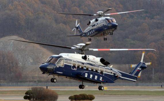 대통령 전용 헬기가 16년 만에 새로 교체돼 2007년 11월 19일 당시 노무현 전대통령이 아세안+3(한.중.일) 정상회의에 참석하기 위해 출국을 앞두고 서울공항에 새 전용 헬기를 타고 이동해 내리고 있다. 미국 시콜스키사에서 제작한 14인승 VH-92 기종. 연합뉴스