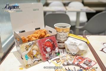 ‘붕괴: 스타레일’X맘스터치 콜라보 메뉴 ‘황금의 휴일 세트’ 5월 13일까지 진행되는 1차 프로모션 기간에 맘스터치 콜라보 메뉴 ‘황금의 휴일 세트’ 주문 시 랜덤 포토카드와 랜덤 마그넷 코롯토를 받을 수 있다. 오는 5월 21일부터 6월 3일까지 2차 프로모션 기간에는 1차와 다른 굿즈가 마련된다.  <호요버스 코리아 제공>