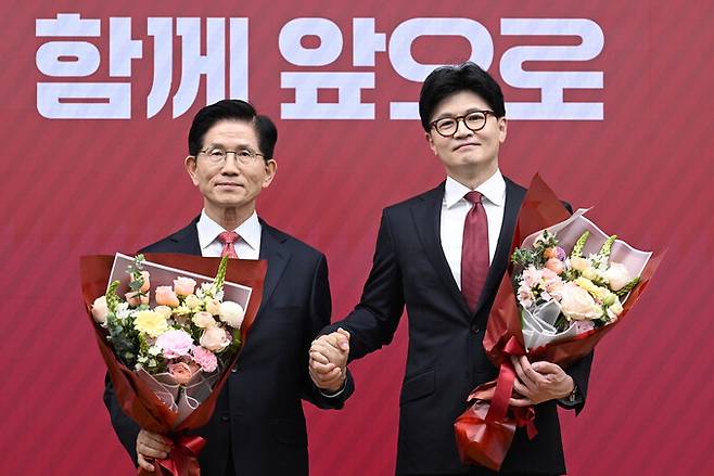 29일 서울 여의도 국민의힘 당사에서 열린 제21대 대통령 후보자 국민의힘 3차 경선 진출자 발표 행사에서 3차 경선에 진출한 김문수-한동훈 후보가 기념촬영을 하고 있다. 국회사진기자단