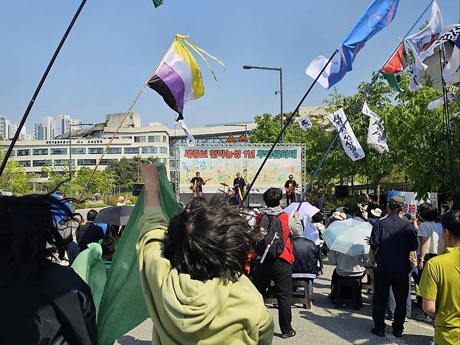지난 29일 오후 정부세종청사 환경부 앞에서 열린 ‘세종보 천막농성 1년 투쟁문화제’에서 밴드 프리버드의 공연에 참석자들이 환호하고 있다. 최예린 기자