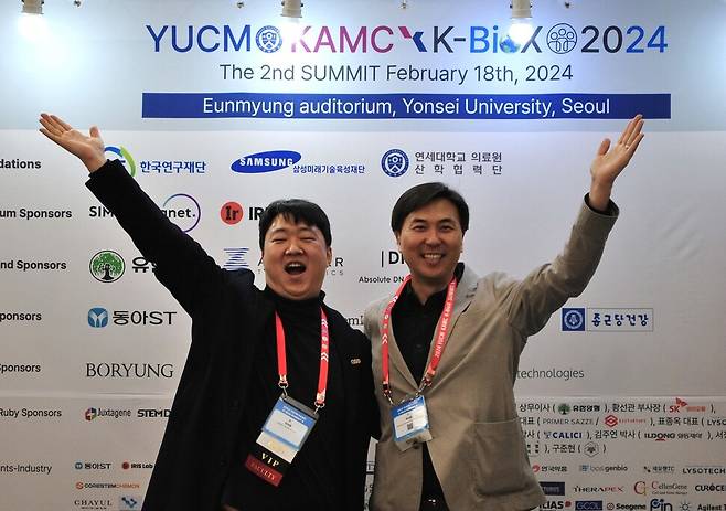 지난해 2월 열린 K-BioX 서밋 행사 당시 오지원 연세대 의대 해부학교실 교수(왼쪽)와 K-BioX 대표운영위원인 리시연 미 스탠퍼드대 박사가 기념사진을 찍었다.