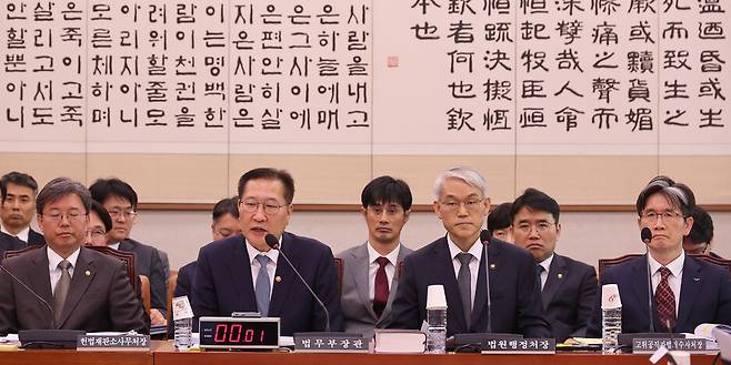 30일 국회에서 열린 법제사법위원회 전체회의 현안질의에서 박성재 법무부 장관(왼쪽 둘째)이 의원 질의에 답하고 있다. 연합뉴스