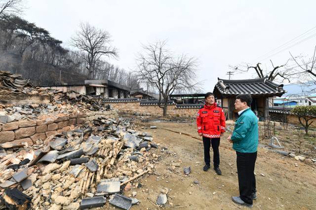 최응천 국가유산청장이 지난달 28일 산불로 전소 피해를 입은 경상북도 청송군 소재 국가민속문화유산 ‘사남고택’ 현장을 확인하고 있다. 뉴시스