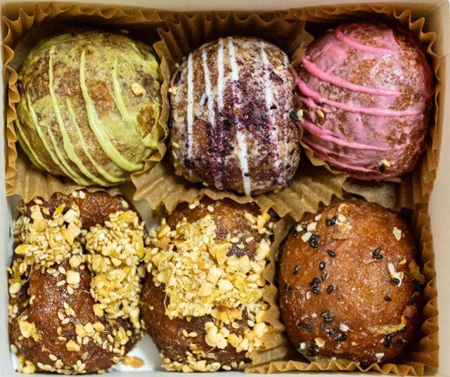 '정도너츠'의 찹쌀 도넛 6입 세트. 왼쪽 아래 두 알이 대표 메뉴 생강 도너츠.