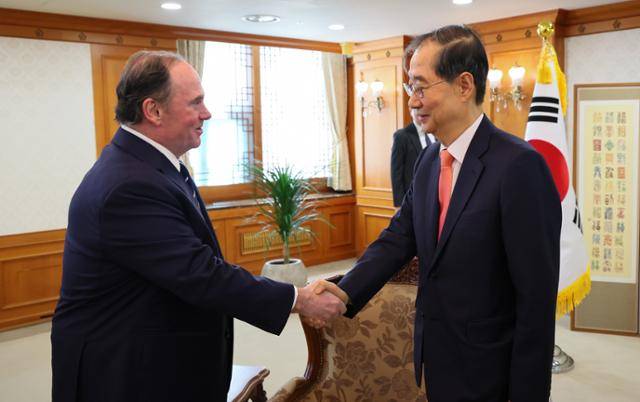 한덕수 대통령 권한대행이 30일 정부서울청사에서 존 펠란 미국 해군성 장관을 접견하고 있다. 국무총리실