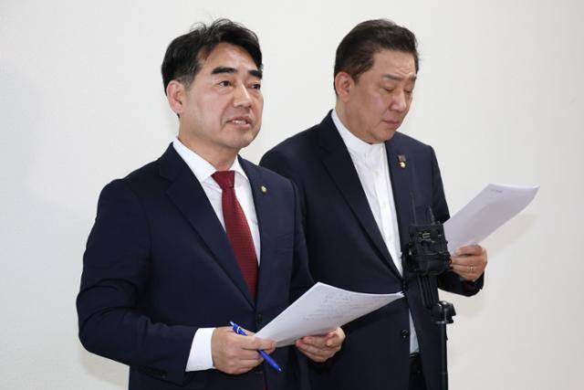 국회 정보위 소속 이성권(왼쪽) 국민의힘 의원과 김병기 더불어민주당 의원이 30일 서울 여의도 국회에서 정보위원회 비공개 간담회를 마치고 브리핑을 하고 있다. 뉴스1