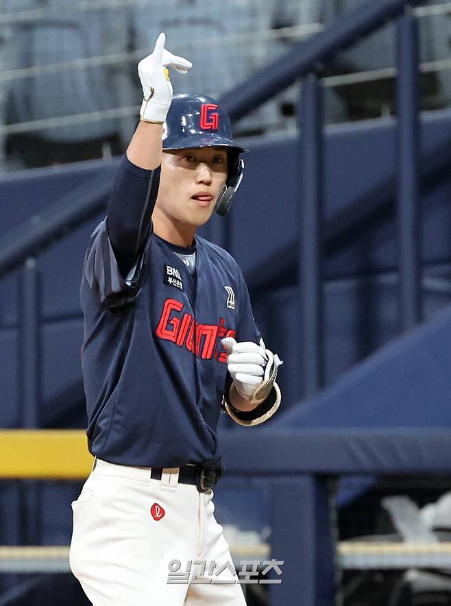 29일 오후 서울 고척스카이돔에서 열린 2025 프로야구 롯데 와 키움 경기. 롯데 전민재가 2회 1사 2루서 좌전안타를 날리고 기뻐하고 있다. 고척=정시종 기자 capa@edaily.co.kr /2025.04.29.