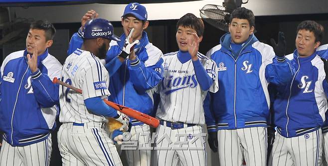 2015년 당시 홈런을 기록한 나바로가 더그아웃에서 동료들의 축하를 받고 있다. IS 포토