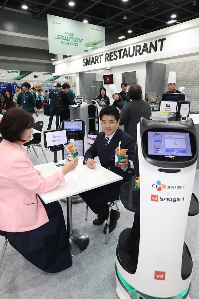 <yonhap photo-3655=""> 로봇이 서빙하는 스마트 레스토랑 (서울=연합뉴스) 강민지 기자 = 18일 오전 서울 서초구 aT센터에서 열린 CJ프레시웨이 식음 산업 박람회 '푸드 솔루션 페어 2023'에서 참관객들이 스마트 레스토랑을 체험하고 있다. 2023.10.18 mjkang@yna.co.kr/2023-10-18 13:08:42/ <저작권자 ⓒ 1980-2023 ㈜연합뉴스. 무단 전재 재배포 금지.></yonhap>