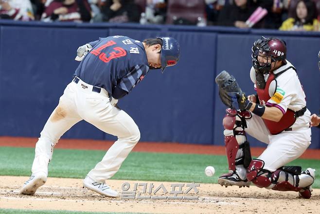 29일 오후 서울 고척스카이돔에서 열린 2025 프로야구 롯데 와 키움 경기. 롯데 전민재가 7회 키움 투수 양지율의 공에 머리를 맞고있다. 고척=정시종 기자 capa@edaily.co.kr /2025.04.29.