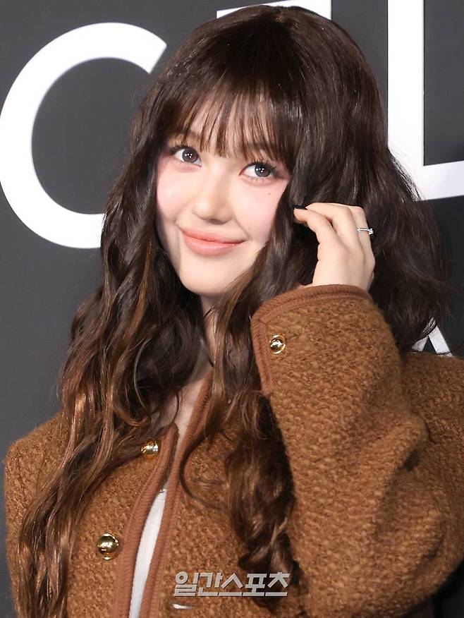 뉴진스 다니엘이 28일 오후 서울 강남구 청담동에서 열린 한 포토월 행사에서 포즈를 취하고 있다. 서병수 기자 qudtn@edaily.co.kr /2024.11.28/