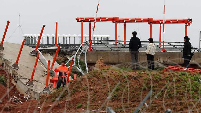 무안공항 로컬라이저 현장 조사하는 항철위