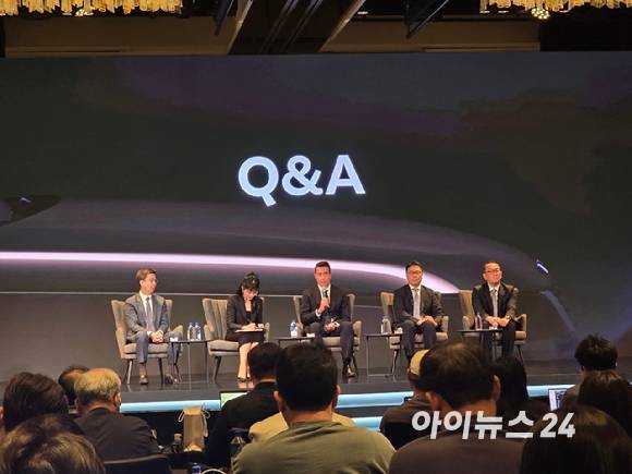 (왼쪽 세 번째)로빈 콜건 JLR 코리아 대표가 30일 서울 종로구 포시즌즈 호텔 서울에서 열린 기자간담회에서 질문에 답하고 있다. [사진=김종성 기자]