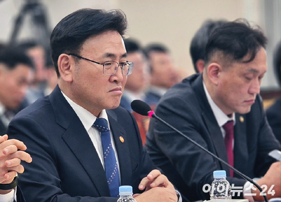 유상임 과학기술정보통신부 장관(왼쪽)이 30일 오후 국회 과학기술정보방송통신위원회 증인으로 출석해 의원 질의를 경청하고 있다. [사진=안세준 기자]