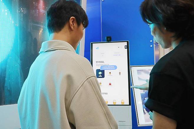AI 키오스크는 고객 선호도와 구매 패턴을 기반으로 날씨 등 실시간 정보와 결합해 고객에게 적합한 메뉴 옵션을 추천한다 / 출처=IT동아
