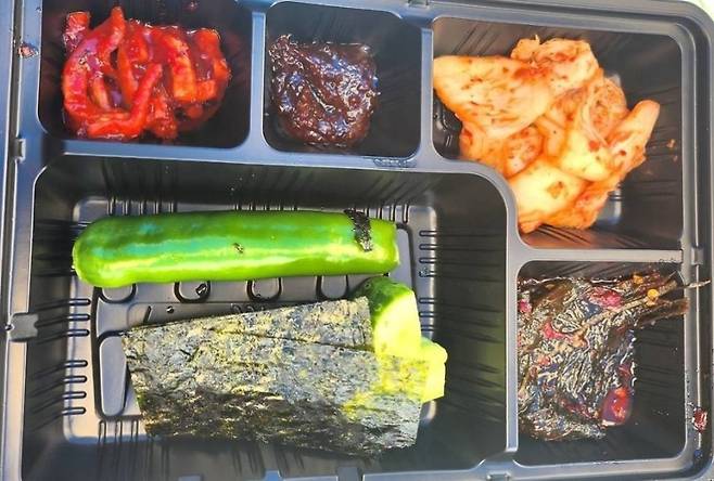 지난 24일 충주에서 열린 충북장애인도민체전에 나온 도시락. 해당 도시락 가격이 1만2천 원으로 알려져 논란이 됐다.  (사진, 온라인 커뮤니티)