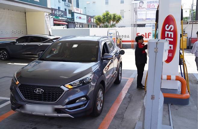 장애인 운전자 차량 등의 경우 제주도 내 셀프주유소에서 비상등을 켜면 업장 관계자가 도우미 역할을 해준다. (제주소방안전본부 제공)