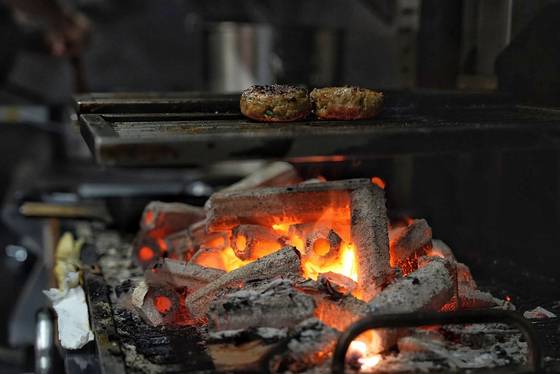 어제의카레 성수Lab에서는 숯으로 조리하는 과정을 거쳐 한층 더 색다른 충미를 느낄 수 있다. 사진 김성현