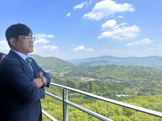 임영석 국립수목원장이 광릉숲 일대를 바라보면서 숲에 대해 설명하고 있다. 천권필 기자