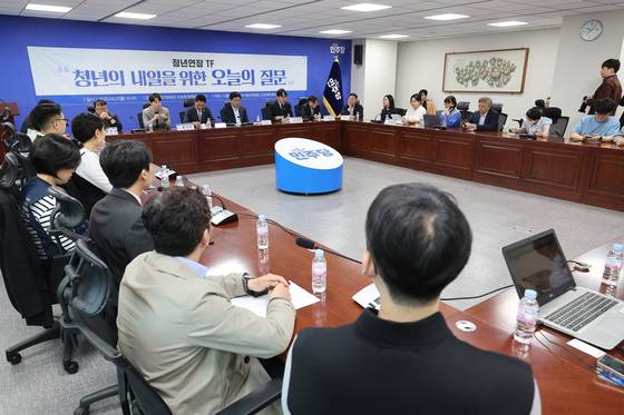 21일 서울 여의도 국회 의원회관에서 더불어민주당 전국청년위원회 주최 정년연장 TF 청년간담회가 열리고 있다. 연합뉴스