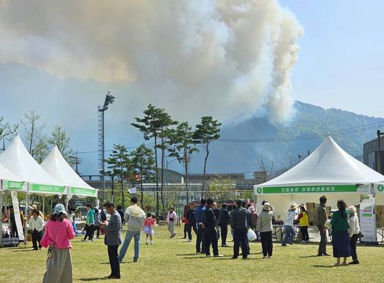 지난 26일 강원 인제군에서 발생한 산불로 민가 주변이 연기로 자욱한 모습. [사진 인제군]