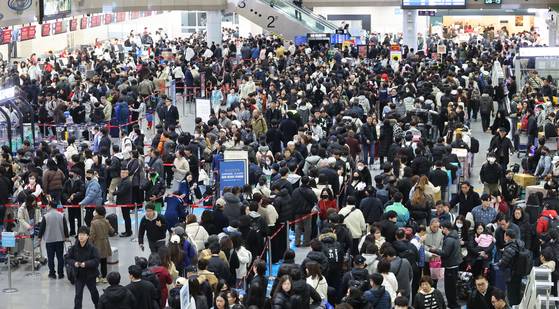 설 연휴 이틀째인 지난 1월 26일 부산 강서구 김해국제공항 국제선 출국장은 해외로 떠나는 여행객들로 이른 시간부터 북새통을 이루고 있다. 송봉근 기자