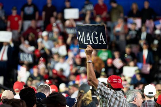 29일(현지시간) 도널드 트럼프 미국 대통령의 취임 100일 기념 집회가 열린 미시간주 머컴 카운티 행사장에서 열성 지지자들이 트럼프 대통령 연설에 환호하고 있다. EPA=연합뉴스