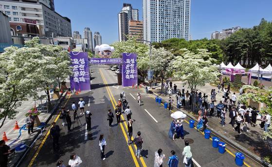 2025 유성온천문화축제를 이틀 앞둔 30일 대전 유성구 유성온천 문화의 거리를 찾은 시민들이 흰 눈이 내린 것처럼 활짝 핀 이팝나무 꽃을 감상하며 산책하고 있다. 이팝나무는 새하얀 꽃이 마치 흰 쌀밥(이밥)과 같다고 해서 붙여진 이름이다. 유성온천문화축제는 2일부터 4일까지다.김성태 객원기자