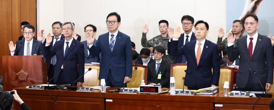 유영상 SKT 대표이사(왼쪽 첫번째)가 30일 오전 서울 여의도 국회에서 열린 과학기술정보방송통신위원회 방송통신 분야 청문회에서 증인 선서를 하고 있다. 뉴스1
