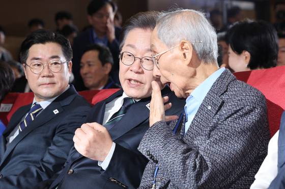 이재명 더불어민주당 대선 후보와 윤여준 상임총괄선대위원장이 30일 오후 서울 여의도 국회 의원회관에서 열린 제21대 대통령선거 중앙선거대책위원회 출범식에 참석해 대화하고 있다. 뉴스1