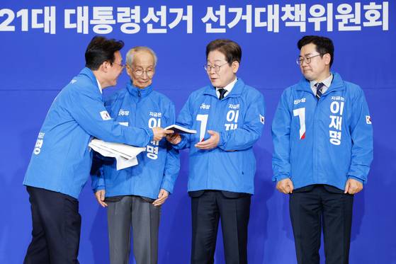 이재명 더불어민주당 대선 후보가 30일 오후 서울 여의도 국회 의원회관에서 열린 제21대 대통령선거 중앙선거대책위원회 출범식에 참석해 김민석 상임공동선대위원장으로부터 경청 노트를 받고 있다. 이 후보 왼쪽과 오른쪽은 각각 윤여준·박찬대 상임총괄선거대책위원장. 뉴스1