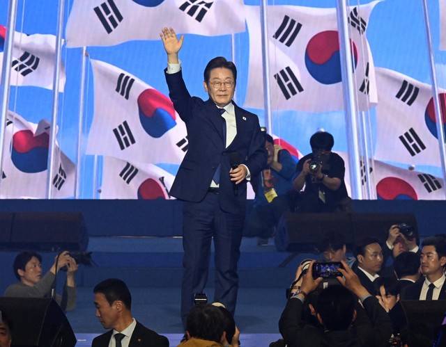 ▲ 더불어민주당 이재명 대선 경선 후보가 27일 경기 고양시 킨텍스에서 열린 '제21대 대통령선거 후보자 선출을 위한 수도권·강원·제주 경선 및 최종 후보자 선출 대회'에서 최종 후보로 확정된 뒤 손들어 인사하고 있다. 연합뉴스