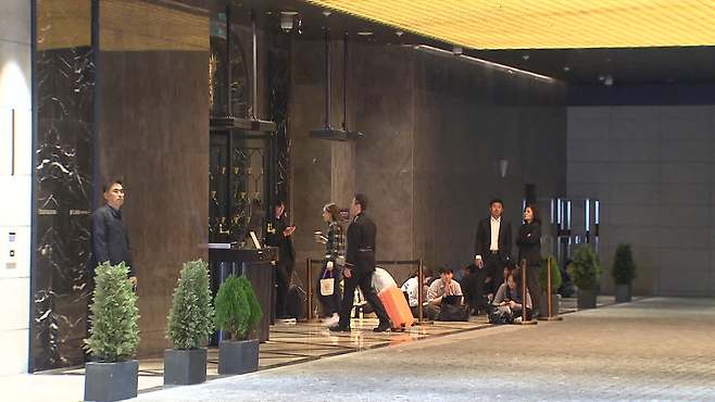 면담 장소로 쓰인 호텔 출입구