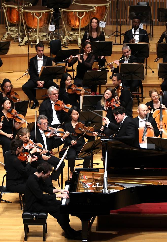 29일 서울 송파구 롯데콘서트홀에서 열린 프랑스 국립 오케스트라 내한 공연에서 지휘자 크리스티안 마첼라루와 피아니스트 알렉상드르 캉토로프가 협연하고 있다. / 사진 출처. 김범준 기자