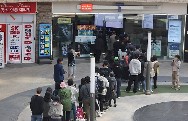 가입자 유심(USIM) 정보를 탈취당한 SK텔레콤이 유심 무료교체 서비스를 시작한 지 이틀째인 29일 서울 시내 한 SKT 대리점에 시민들이 줄을 서서 교체를 기다리고 있다. 사진=연합뉴스