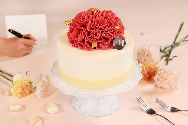 호텔 나루 서울 – 엠갤러리, 카네이션 케이크