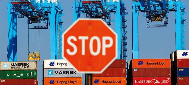 미국 뉴저지주 베이온항 엘리자베스터미널에 컨테이너가 쌓여 있다.  로이터연합뉴스