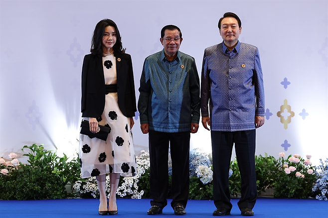 윤석열 전 대통령과 김건희 여사가 2022년 11월 캄보디아 프놈펜 쯔노이짱바 국제 컨벤션 센터에서 열린 캄보디아 주최 갈라 만찬에서 훈센 캄보디아 총리와 기념 촬영하고 있다. 대통령실 제공