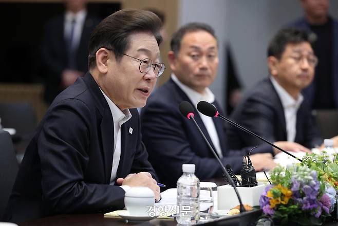 이재명 더불어민주당 대선 후보가 지난 28일 경기 이천시 SK하이닉스에서 열린 AI 메모리반도체 기업 간담회에서 발언하고 있다. 국회사진기자단