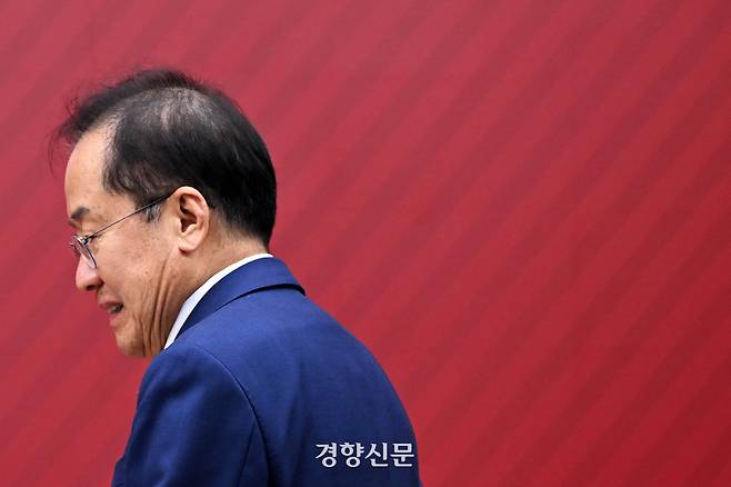 홍준표 후보가 29일 서울 여의도 국민의힘 당사에서 열린 제21대 대통령 후보자 국민의힘 3차 경선 진출자 발표 행사에서 이동하고 있다. 2025.04.29 국회사진기자단