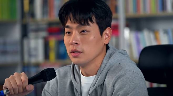 박정민은 지난 24일 서울 마포구 서교동 출판사 사무실에서 경향신문과 만나 “소리 내고 싶지만, 그렇지 못한 사람들에게 ‘스피커’가 되어주고 싶다”고 말했다.  유튜브 ‘출판사 무제 MUZE’ 채널 캡처.