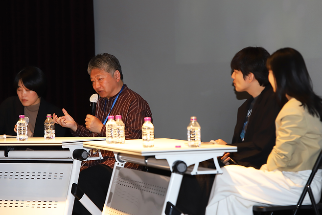 고레에다 히로카즈 감독이 지난 29일 시네큐브에서 ‘우리가 극장을 사랑하는 이유’라는 주제로 배우 이동휘와 스페셜토크 행사를 갖고 있다. 시네큐브 제공