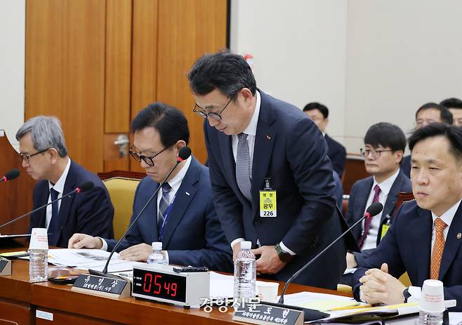 유영상 sk텔레콤 사장(오른쪽에서 두번째)이 30일 국회 과학기술정보방송통신위원회 청문회에서 사과하고 있다. 박민규 선임기자
