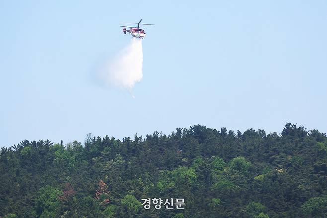 대구 북구 함지산 산불 발생 이틀째인 지난 29일 산불 진화 헬기가 불을 끄고 있다. 한수빈 기자