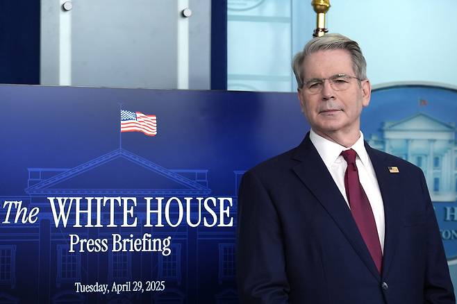 스콧 베선트 미국 재무장관이 29일(현지시간) 백악관에서 기자 브리핑을 갖고 있다. 연합뉴스